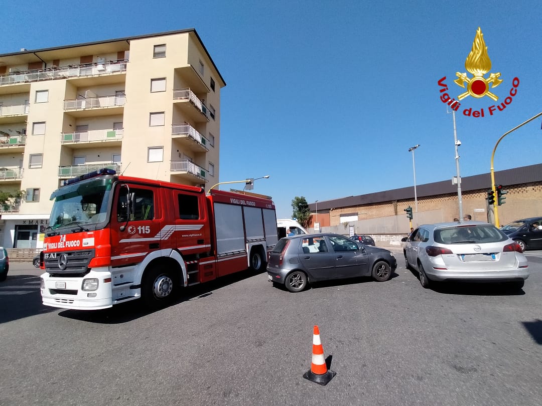 Incidente stradale in centro, trasportata in ospedale per controlli donna incinta Incidente stradale in centro, trasportata in ospedale per controlli donna incinta