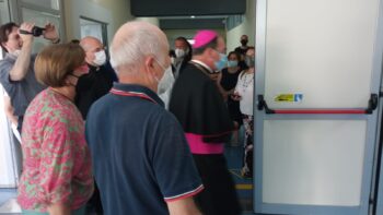 Mons. Parisi in visita all’ospedale: “Noi impariamo da voi a servire Cristo nella carne martoriata del malato”