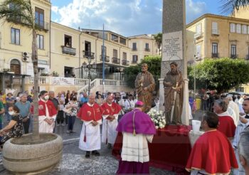 Fa ingresso in Diocesi mons. Serafino Parisi con l’atto di affidamento a Maria