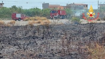 Incendio minaccia aeroporto dello Stretto, sospeso traffico aereo durante attività di soccorso