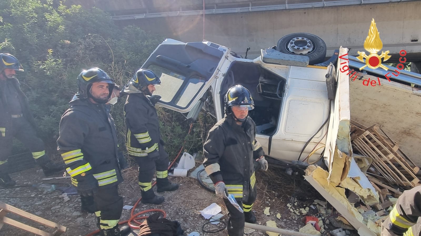 Autoarticolato si ribalta e finisce sotto un ponte, morto il conducente Autoarticolato si ribalta e finisce sotto un ponte, morto il conducente