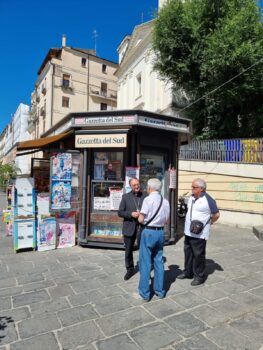 Mons. Parisi celebra oggi la prima messa in Cattedrale, stamane in edicola e due chiacchiere sul corso