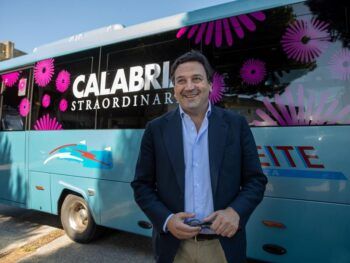 Orsomarso presenta nuovi bus di collegamento tra aeroporti e località turistiche calabresi