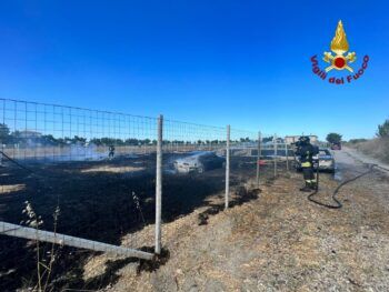 Sfiorata la tragedia a Crotone, incendio di arbusti coinvolge auto e roulotte, esplode bombola gpl