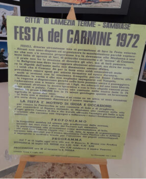 Feste religiose e consumismo, riflessione di Pax Christi Lamezia su un manifesto di 50 anni fa della Parrocchia del Carmine