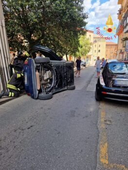 A Catanzaro si ribalta una Smart, ferita la conducente