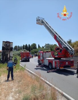 A Satriano autocarro si ribalta, conducente trasferito in ospedale