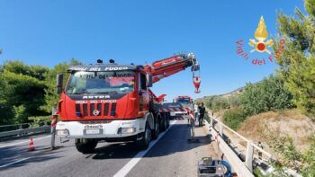 Autoarticolato si ribalta e finisce sotto un ponte, morto il conducente