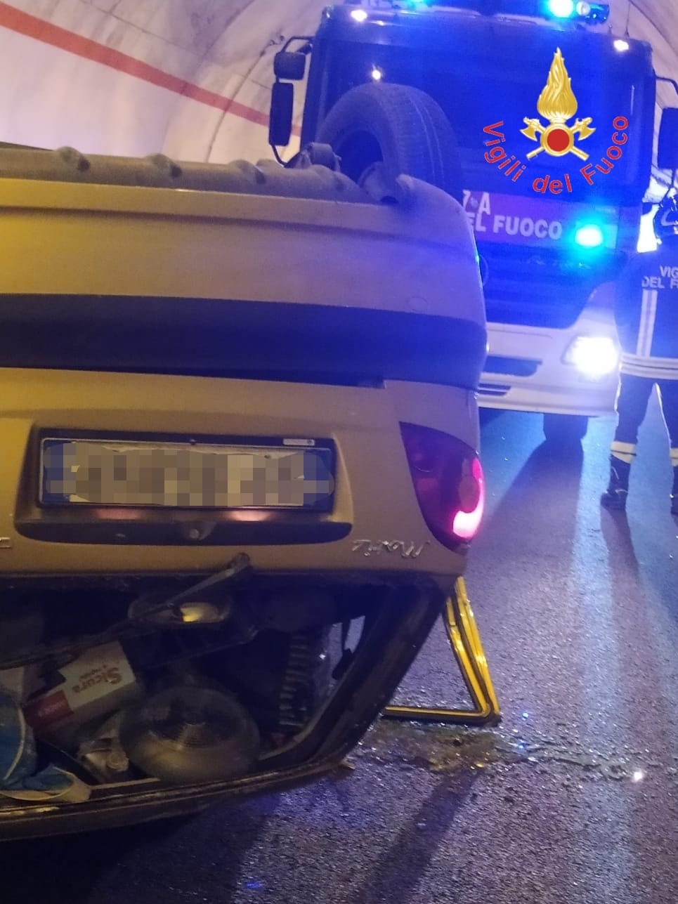 Incidente stradale su A2 vicino uscita Falerna, auto si ribalta in galleria Incidente stradale su A2 vicino uscita Falerna, auto si ribalta in galleria