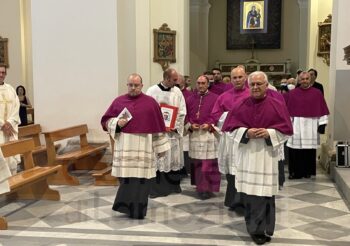 Fa ingresso in Diocesi mons. Serafino Parisi con l’atto di affidamento a Maria