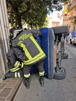 A Catanzaro si ribalta una Smart, ferita la conducente