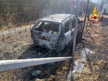 Sfiorata la tragedia a Crotone, incendio di arbusti coinvolge auto e roulotte, esplode bombola gpl