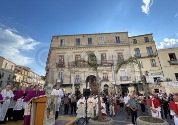 Fa ingresso in Diocesi mons. Serafino Parisi con l’atto di affidamento a Maria