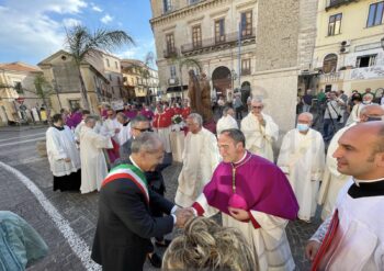 Fa ingresso in Diocesi mons. Serafino Parisi con l’atto di affidamento a Maria