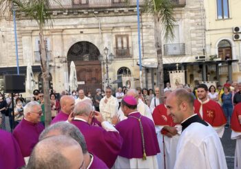 Fa ingresso in Diocesi mons. Serafino Parisi con l’atto di affidamento a Maria