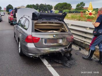 Auto in fiamme sulla Ss280, salvo conducente