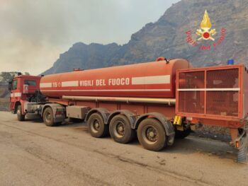 Vasto incendio di vegetazione nel crotonese