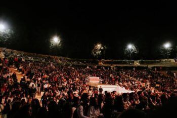 In delirio l’anfiteatro di Acri per il concerto di Rkomi