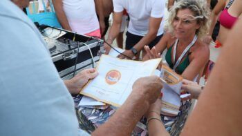 Montauro, Giulia Critelli eletta e proclamata "sindaco" in riva al mare di noto lido balneare