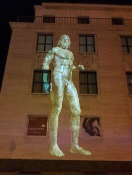 Proiezioni luminose su Palazzo Piacentini e Piazza Indipendenza: grande successo per "I Bronzi all'imbrunire"