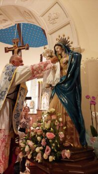 Con la vestizione del Bambinello entra nel vivo la novena in onore della Madonna di Dipodi