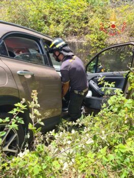 Auto perde controllo e finisce in fossato, ferita anziana signora