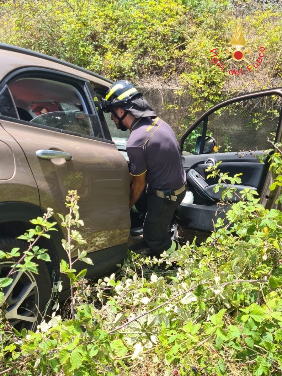 Auto perde controllo e finisce in fossato, ferita anziana signora Auto perde controllo e finisce in fossato, ferita anziana signora