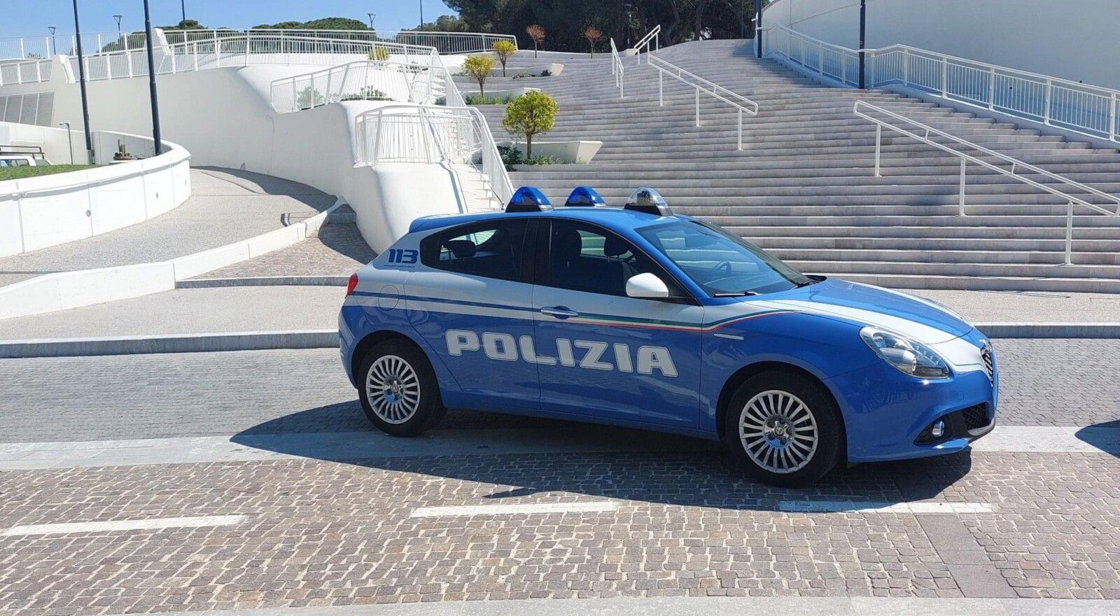 Una Ferrari California in transito sull’area pedonale del lungomare di Reggio, sanzioni e sequestro amministrativo Una Ferrari California in transito sull’area pedonale del lungomare di Reggio, sanzioni e sequestro amministrativo