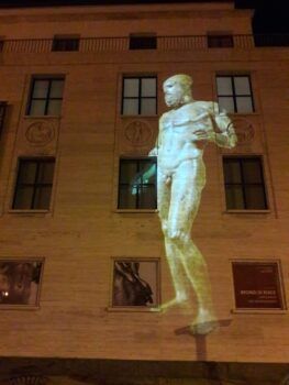 Proiezioni luminose su Palazzo Piacentini e Piazza Indipendenza: grande successo per "I Bronzi all'imbrunire"