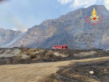 Vasto incendio di vegetazione nel crotonese