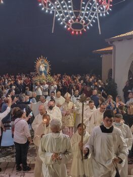 Mons. Parisi celebra la messa della vigilia della Madonna di Dipodi