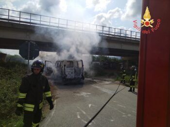 In fiamme un autofurgone nella zona industriale Ex Sir