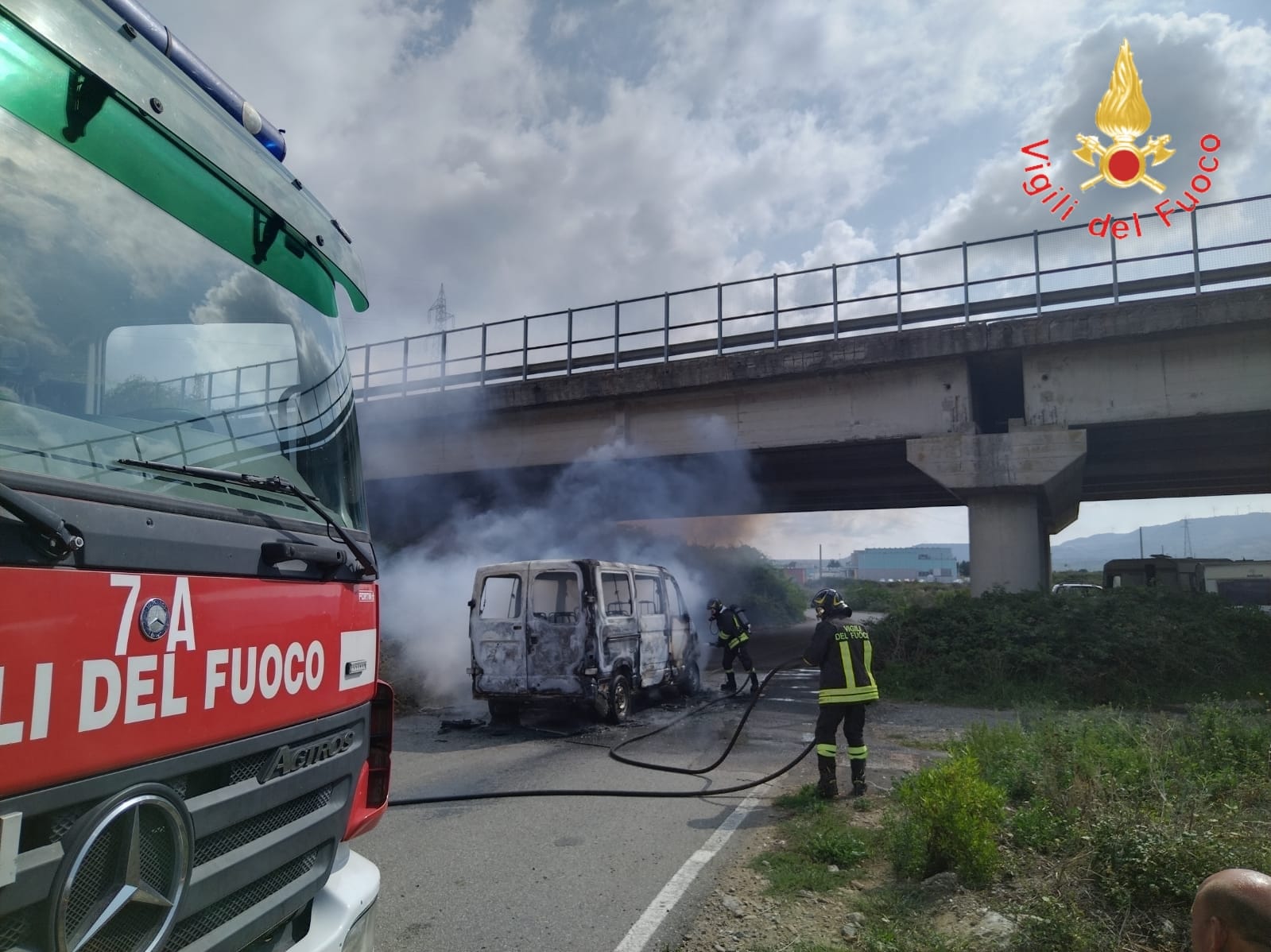 In fiamme un autofurgone nella zona industriale Ex Sir In fiamme un autofurgone nella zona industriale Ex Sir