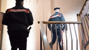 Maltratta ripetutamente la ex moglie e la minaccia con un coltello, arrestato nel catanzarese uomo di 73 anni