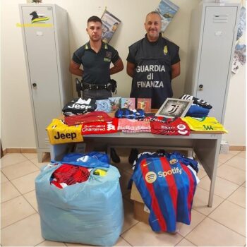 Contraffazione e abusivismo commerciale, sequestrati numerosi capi d'abbigliamento e complementi d'arredo nel catanzarese
