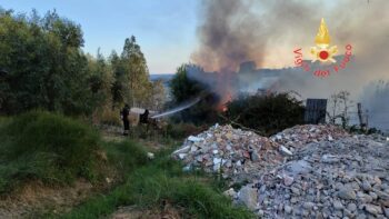Ancora incendi nel crotonese, alcuni abitanti allontanati dalle proprie case