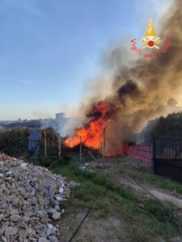 Ancora incendi nel crotonese, alcuni abitanti allontanati dalle proprie case
