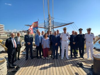 L'Amerigo Vespucci omaggia i Bronzi di Riace