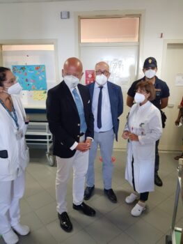 Giornata speciale per i bambini del reparto di oncologia pediatrica dell’ospedale Pugliese-Ciaccio di Catanzaro, in visita il Vicario del Questore