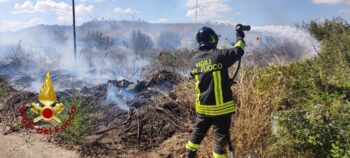 Incendi nel crotonese, diversi gli interventi dei Vigili del Fuoco