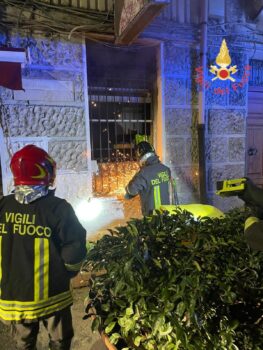 Catanzaro, incendio in pizzeria e rosticceria, accertamenti sulle cause