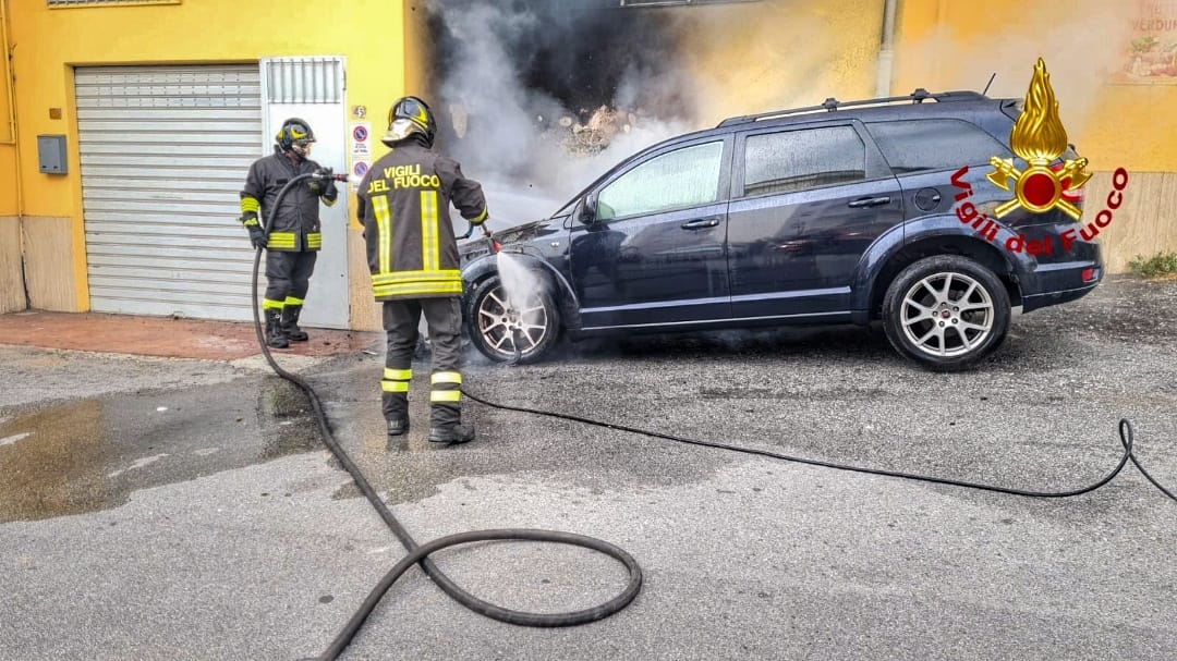Lamezia, in fiamme auto vicino abitazioni Lamezia, in fiamme auto vicino abitazioni