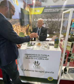 Successo del Consorzio Olio di Calabria IGP al SIAL di Parigi