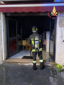 Catanzaro, incendio in pizzeria e rosticceria, accertamenti sulle cause