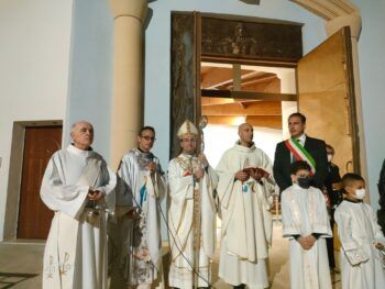 Mons. Parisi benedice a Cardolo i pannelli che raccontano la vita di San Giovanni Paolo II
