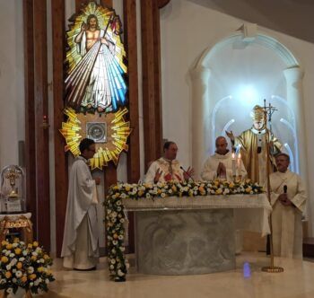 Mons. Parisi benedice a Cardolo i pannelli che raccontano la vita di San Giovanni Paolo II