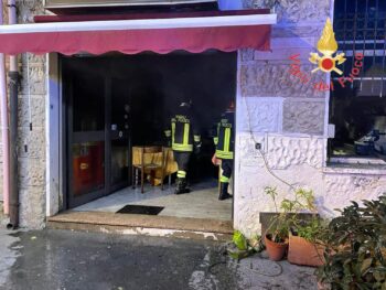 Catanzaro, incendio in pizzeria e rosticceria, accertamenti sulle cause