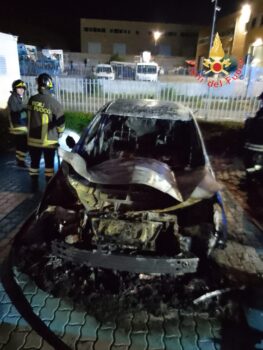 In fiamme auto in piazzale concessionaria a Germaneto
