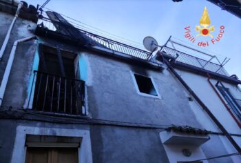 Incendio in abitazione a Nocera, tratta in salvo persona anziana
