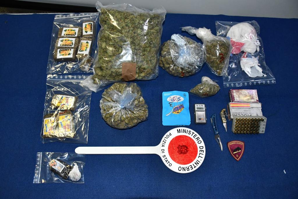 Reggio Calabria, arrestato 19enne per possesso di notevole quantità di cocaina, hashish e marijuana Reggio Calabria, arrestato 19enne per possesso di notevole quantità di cocaina, hashish e marijuana